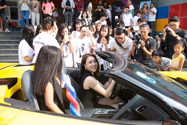 Chiếc xe mà Trà Ngọc Hằng lái đi tham dự buổi họp báo đồng thời là chiếc Chevrolet Corvette C7 Z06 Convertible đầu tiên xuất hiện tại Việt Nam. Chiếc xe này đã về nước vào giữa tháng 12/2015 và 1 tháng sau đó được đeo biển trắng với cặp số "06".