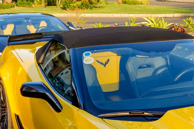 Ngoài cánh lướt gió trước và bên sườn bằng chất liệu sợi carbon, giúp tăng tính khí động học cho xe. Nó còn được trang bị phanh carbon-gốm, đuôi cá phía sau và lốp Michelin Pilot Sport Cup. Nội thất của xe đi kèm hai ghế thể thao bọc da Nappa màu đen đều có chức năng chỉnh điện 8 hướng, nhớ vị trí ghế ngồi.