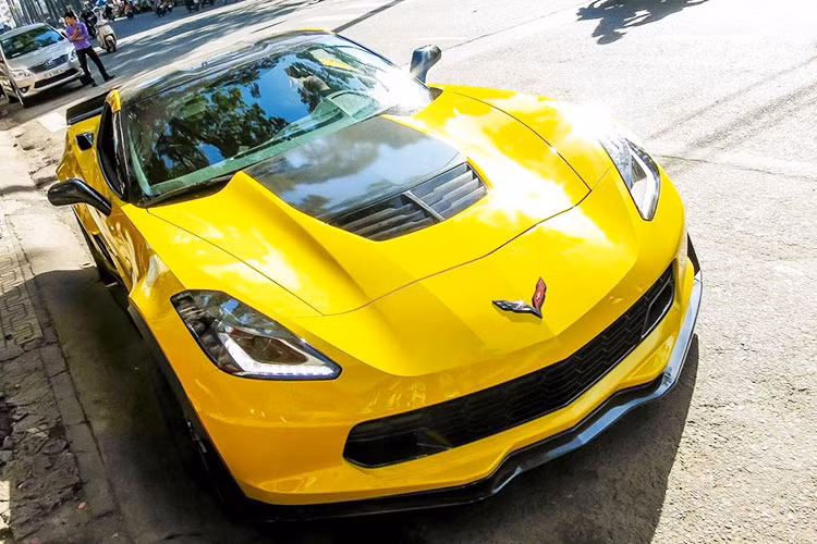 Chiếc Corvette C7 Z06 đình đám này thuộc sở hữu của một người đam mê xe ôtô thể thao tại TP HCM. Mặc dù được xếp vào hàng siêu xe nhưng mức giá của mẫu xe này khá mềm. Sau khi về Việt Nam, tính tất cả thuế phí... mức giá của xe chắc chắn không thấp hơn 7 tỷ đồng.