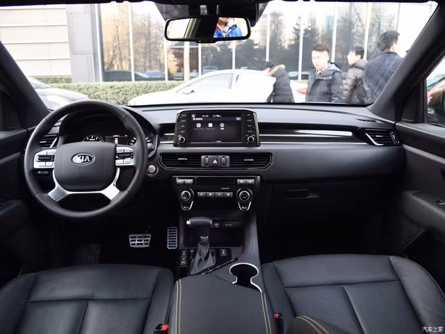 Bên trong mẫu xe Kia KX7 là không gian nội thất khá ấn tượng với các chi tiết bọc da, ốp gỗ và giả carbon đồng màu đen. Bảng đồng hồ bên người lái có thiết kế quen thuộc với hai đồng hồ dạng analog và một màn hình màu kỹ thuật số TFT. Vô lăng bọc da 4 chấu với các nút bấm tiện ích.