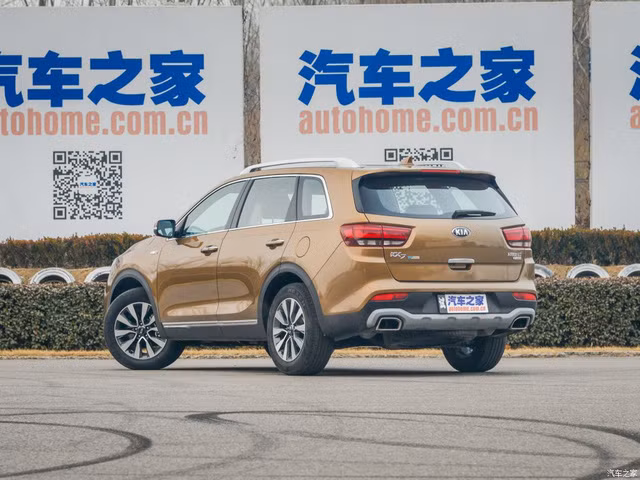 Tuy nhiên, động cơ diesel của Kia KX7 sẽ chỉ được giới thiệu tại các khu vực ngoài đô thị lớn của Trung Quốc. Cả 3 động cơ này giống hệt với Kia Sorento cũ và đều kết hợp với hộp số sàn hoặc tự động 6 cấp. Ngoài ra, Kia KX7 bản cao cấp còn có cả hệ dẫn động 4 bánh.