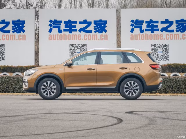 Sở dĩ hãng Kia phát triển KX7 vì Sorento được nhập khẩu trực tiếp từ Hàn Quốc có giá cao hơn nhiều đối thủ khác tại thị trường ôtô lớn nhất thế giới. Các kích thước cơ bản của Kia KX7 bao gồm chiều dài tổng thể 4.730 mm, rộng 1.890 mm, cao 1.730 mm và chiều dài cơ sở 2.700 mm.