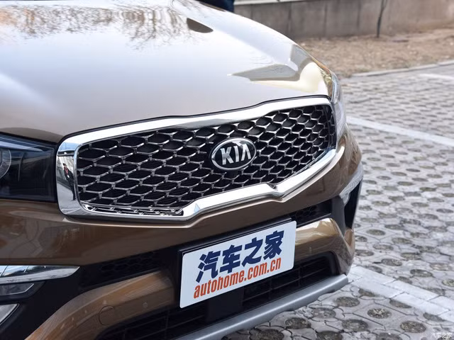 Theo hãng xe Kia cho biết, KX7 là mẫu xe đầu bảng mới của hãng tại thị trường Trung Quốc. Mẫu xe này đã lần đầu tiên trình làng trong triển lãm Quảng Châu 2016 dưới dạng concept và được phát triển dựa trên Sorento thế hệ hiện tại và dành riêng cho thị trường Trung Quốc.