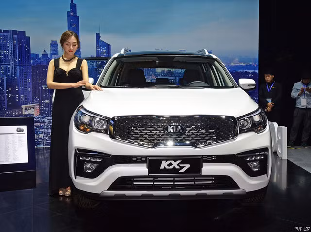 Những hình ảnh đầu tiên của mẫu xe SUV Kia KX7 mới từng xuất hiện vào cuối tháng 1/2017 vừa qua. Đến nay, mẫu xe thể thao đa dụng đến từ Hàn Quốc đã chính thức ra mắt thị trường đông dân nhất thế giới với giá dao động từ 279.800 - 244.800 Nhân dân tệ (tương đương khoảng từ 593 - 808 triệu đồng).
