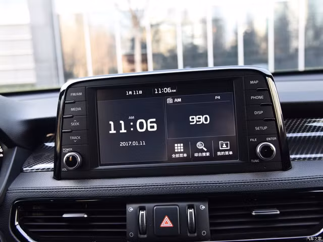 Trên bảng táp-lô của mẫu xe Kia KX7 hoàn toàn mới này được trang bị màn hình cảm ứng 8 inch nằm tách hẳn khỏi cụm điều khiển trung tâm. Màn hình này hỗ trợ các ứng dụng như Apple CarPlay và Baidu CarLife...