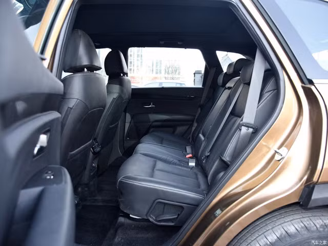 Khách hàng khi mua Kia KX7 còn có thể lựa chọn thiết kế ghế ngồi 5 + 2, nâng con số chỗ ngồi lên 7 người, giống với mẫu Kia Sorento hiện đang bán tại thị trường Việt Nam. Tuy nhiên, trên phiên bản 7 chỗ của mẫu xe mới này, hàng ghế cuối cùng được thiết kế khá chật hẹp.