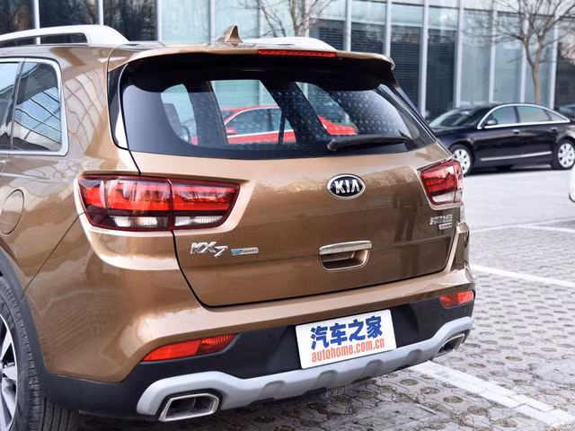 Phần đầu xe Kia KX7 có thiết kế lưới tản nhiệt dạng tổ ong và được mạ crom, đèn pha bi cầu tích hợp dải LED chiếu sáng ban ngày bên trên và đèn sương mù nằm dưới đèn xi-nhan, hốc hút gió được viền xung quanh bằng crom khác biệt hoàn toàn so với Sorento.