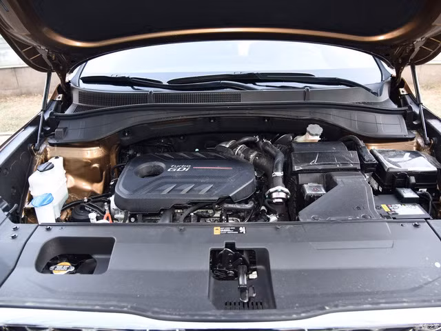 Bên dưới nắp capo, Kia trang bị cho KX7 trang bị 3 tùy chọn động cơ khác nhau. Trong đó đáng chú ý nhất là động cơ dầu 4 xy-lanh, tăng áp, dung tích 2,2 lít với công suất tối đa 200 mã lực. Sau đó là động cơ xăng 2.4 truyền thống mạnh 188 mã lực. Một tuỳ chọn động cơ 2.0L Tăng áp có công suất 241 mã lực cũng được giới thiệu.