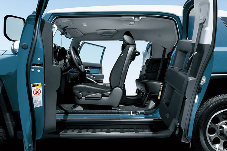 Bên cạnh đó, Land Cruiser FJ dự kiến sẽ có hệ dẫn động 4 bánh với vi sai giới hạn trượt Torsen, cùng bộ lốp gai lớn và khoảng sáng gầm cao, sẵn sàng chinh phục những địa hình khắc nghiệt nhất.