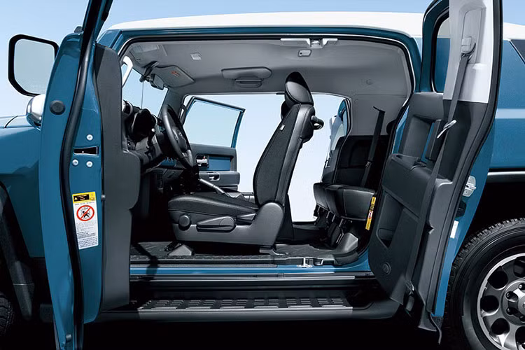 Bên cạnh đó, Land Cruiser FJ dự kiến sẽ có hệ dẫn động 4 bánh với vi sai giới hạn trượt Torsen, cùng bộ lốp gai lớn và khoảng sáng gầm cao, sẵn sàng chinh phục những địa hình khắc nghiệt nhất.