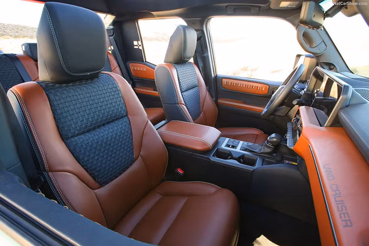 Về hệ truyền động, các nguồn tin mới nhất cho thấy Toyota có thể sẽ tạm hoãn kế hoạch trang bị hệ thống hybrid trên Land Cruiser FJ, ít nhất là tại Nhật Bản. Thay vào đó, mẫu xe này nhiều khả năng sẽ sử dụng động cơ xăng truyền thống, tương tự các dòng RAV4 hay Corolla Cross, với các tùy chọn động cơ từ 2.0L đến 2.5L.