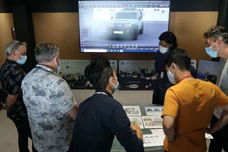 Ngoài ra, những biến động trong thương mại toàn cầu, đặc biệt là chính sách thuế mới từ chính quyền Donald Trump cũng ảnh hưởng đến kế hoạch sản xuất của Toyota. Dù là "phiên bản mini", Toyota Land Cruiser FJ 2026 mới vẫn được kỳ vọng giữ nguyên phong cách địa hình mạnh mẽ của Land Cruiser.