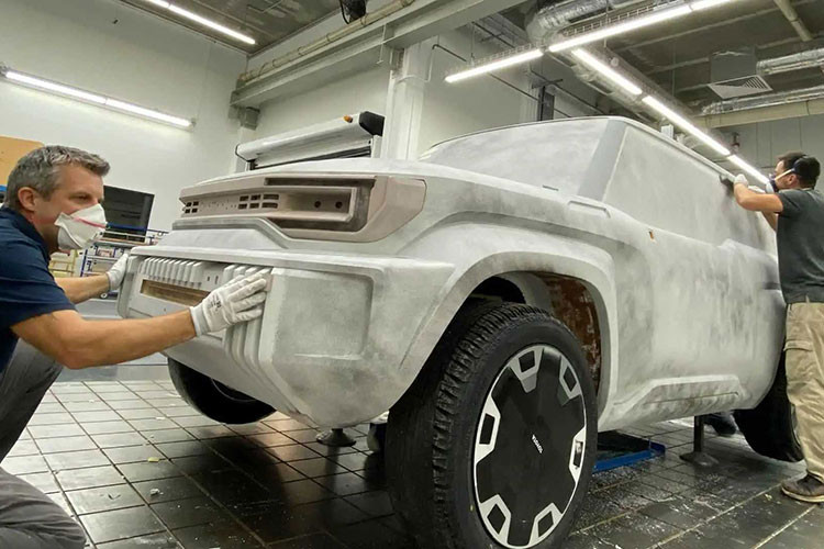 Thiết kế tổng thể của xe được cho là kế thừa nhiều nét từ concept Toyota Compact Cruiser EV ra mắt năm 2021, với thân xe vuông vức, đèn LED hiện đại và bánh dự phòng gắn ngoài đuôi xe – một chi tiết được giới mê off-road ưa chuộng.