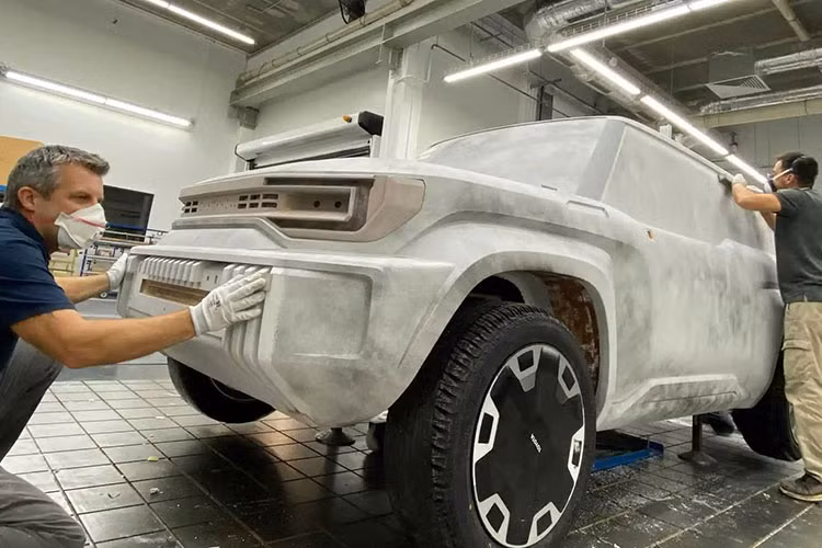 Thiết kế tổng thể của xe được cho là kế thừa nhiều nét từ concept Toyota Compact Cruiser EV ra mắt năm 2021, với thân xe vuông vức, đèn LED hiện đại và bánh dự phòng gắn ngoài đuôi xe – một chi tiết được giới mê off-road ưa chuộng.