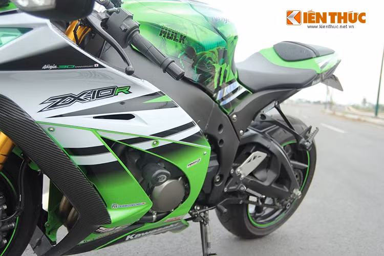 Phiên bản đặc biệt khoác tấm áo xanh/trắng ngọc trai, tem mới của phiên bản này cùng với logo kỷ niệm 30 năm ra đời dòng Ninja.