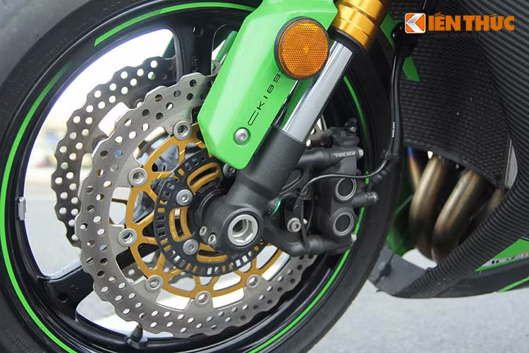 Ngoài hệ thống ABS hiện đại, ZX10R còn được trang bị tùy chọn công suất động cơ, chống trượt ly hợp cũng như ống xả ti-tan.