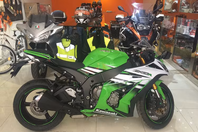 Kawasaki đã chính thức có mặt tại thị trường Việt Nam trong tháng 5/2015 vừa qua với những mẫu xe đình đám nhất. Mẫu Ninja ZX-10R phiên bản mới nhất tại Việt Nam hiện có giá 549 triệu đồng tại các đại lý chính hãng của Kawasaki.