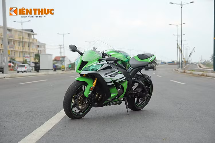  Kawasaki ZX-10R phiên bản đặc biệt kỷ niệm 30 năm ra đời dòng xe Ninja đã chính thức có mặt tại Việt Nam thông qua các nhà phân phối chính thức vào tháng 5/2015 vừa qua.