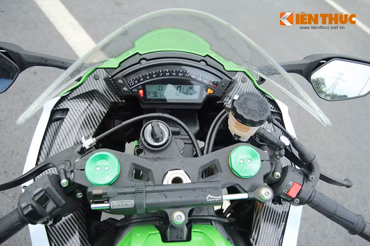  ZX10R phiên bản đặc biệt sở hữu công nghệ kiểm soát độ bám đường thể thao S-KTRC, chống bó cứng phanh Bosch.