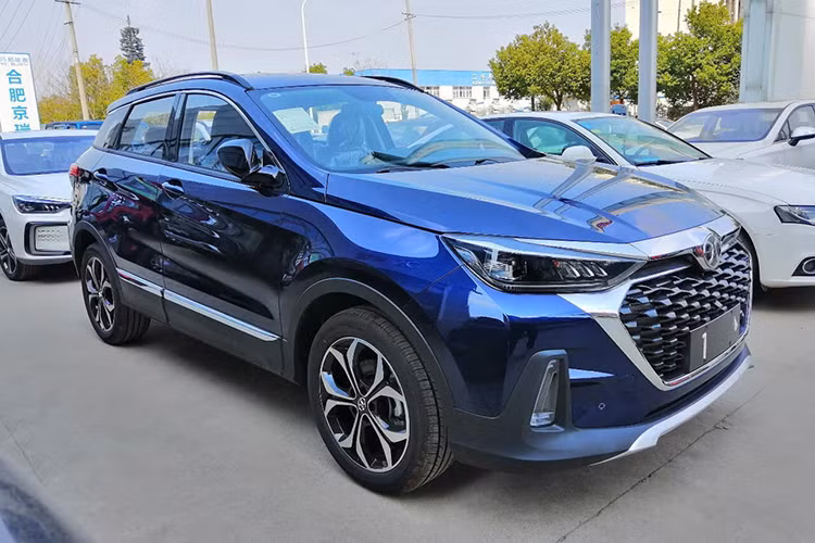 Tương tự các mẫu xe Trung Quốc đang bán ra, BAIC X55 2019 mới được trang bị hiện đại tương đương những mẫu xe Nhật hay Hàn Quốc đắt tiền hơn, như hệ thống đèn “full” LED. Tuy nhiên, phong cách của mẫu xe này vẫn khiến người ta liên tưởng đến một chiếc xe ôtô Hyundai.