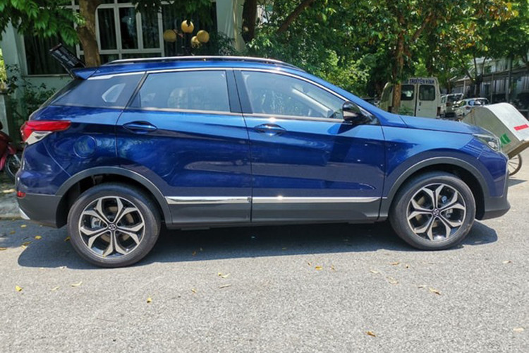 BAIC X55 có kích thước gần tương đương Hyundai Tucson. Thông số dài x rộng x cao của mẫu xe này lần lượt là 4.480 x 1.809 x 1.680 mm. Trục cơ sở là 2.665 mm. Trong khi đó, thông số của Hyundai Tucson là 4.475 x 1.850 x 1.645 mm và trục 2.670 mm. Thiết kế ngoại thất BAIC X55 có nét đặc trưng riêng và được mô tả là thiết kế bởi một đơn vị từ Ý.