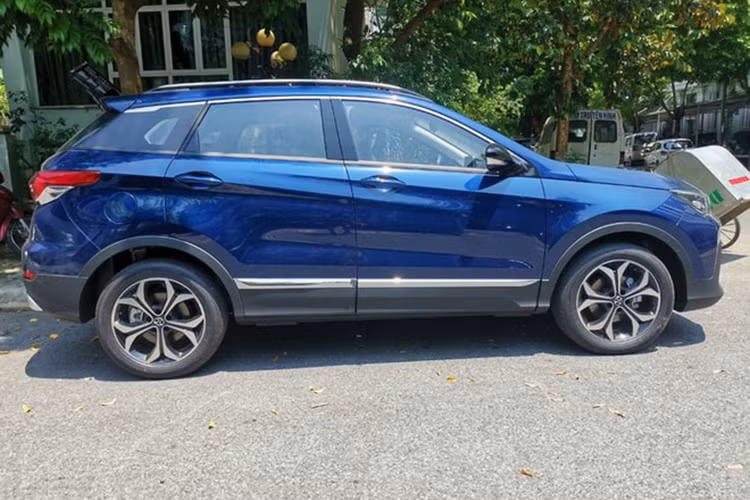 BAIC X55 có kích thước gần tương đương Hyundai Tucson. Thông số dài x rộng x cao của mẫu xe này lần lượt là 4.480 x 1.809 x 1.680 mm. Trục cơ sở là 2.665 mm. Trong khi đó, thông số của Hyundai Tucson là 4.475 x 1.850 x 1.645 mm và trục 2.670 mm. Thiết kế ngoại thất BAIC X55 có nét đặc trưng riêng và được mô tả là thiết kế bởi một đơn vị từ Ý.