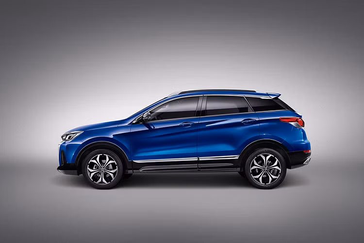 BAIC X55 được kỳ vọng sớm gia nhập đội hình SUV Trung Quốc đang bán tại Việt Nam gồm Zotye Z8 (T700) và BAIC Q7. Zotye Z8 là mẫu xe có giá cao nhất, là 728 triệu đồng. Giá BAIC Q7 là 658 triệu đồng. Mẫu Q7 còn có bản Elite giá 588 triệu đồng. Các mức giá trên đã gồm cả lệ phí trước bạ.