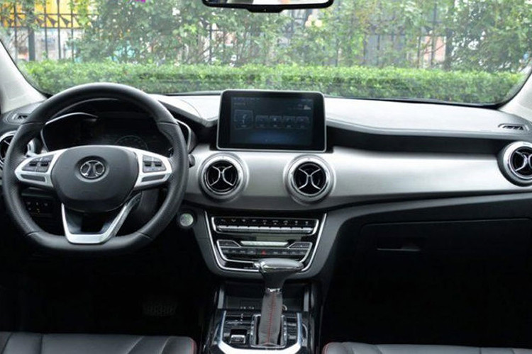 Hầu hết các chi tiết nội thất trên xe đều được bọc da, đồng hồ dạng màn hình kỹ thuật số, màn hình giải trí 9 inch trung tâm, phanh đỗ điện tử hay cửa sổ trời toàn cảnh… là những trang bị được xem là khá đầy đủ cho một chiếc crossover giá rẻ chưa đến 600 triệu đồng như thế này.