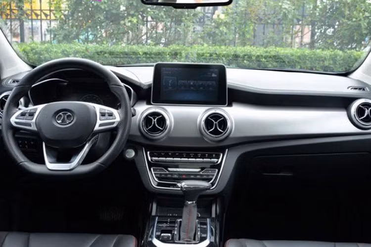 Hầu hết các chi tiết nội thất trên xe đều được bọc da, đồng hồ dạng màn hình kỹ thuật số, màn hình giải trí 9 inch trung tâm, phanh đỗ điện tử hay cửa sổ trời toàn cảnh… là những trang bị được xem là khá đầy đủ cho một chiếc crossover giá rẻ chưa đến 600 triệu đồng như thế này.