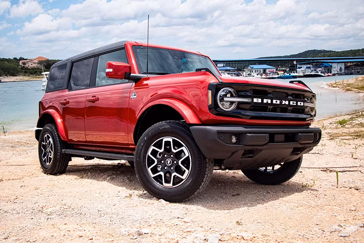 Tại Mỹ, Ford Bronco có sẵn 2 tùy chọn động cơ EcoBoost bao gồm động cơ cơ sở 2.3L, 4 xi-lanh, sản sinh công suất tối đa 270 mã lực và mô-men xoắn cực đại 420 Nm và động cơ 2.7L, V6 mạnh 310 mã lực và mô-men xoắn 542 Nm, kết hợp với hộp số sàn 7 cấp mới hoặc hộp số tự động 10 cấp cùng hệ dẫn động 4x4. 