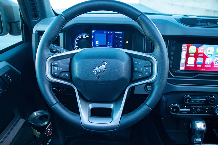 Ngoài các trang bị nội thất mang đậm chất địa hình, bảng điều khiển của xe Ford Bronco sắp bán tại Philippines cũng có thể gắn một giá đỡ thông minh để gắn các thiết bị khác nhau như điện thoại, máy quay…