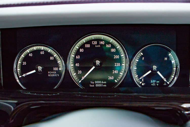 Nằm bên dưới nắp capô của Rolls-Royce Phantom 2018 là động cơ V12, tăng áp kép, dung tích 6,75 lít, tạo ra công suất tối đa 570 mã lực và mô-men xoắn cực đại 900 Nm. Sức mạnh được truyền tới bánh thông qua hộp số tự động 8 cấp, cho phép xe tăng tốc từ 0-100 km/h trong 5,3 giây.