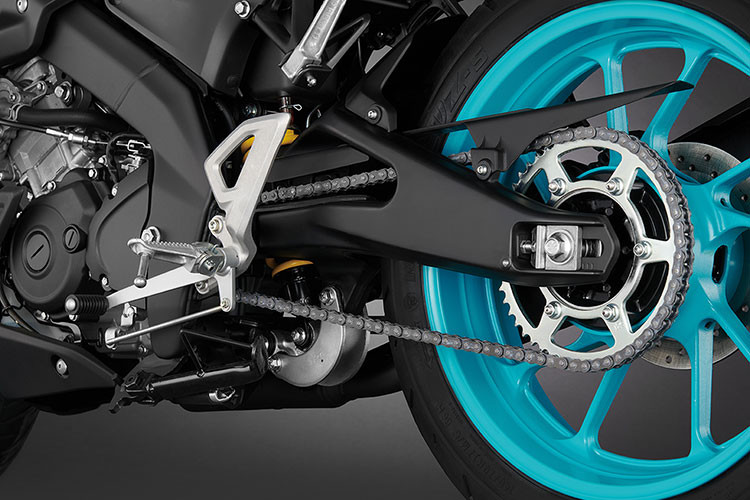 Xe cũng sử dụng phanh đĩa cho cả bánh trước sau kèm với ABS kênh đôi tạo an toàn và lốp rộng 140mm cho sự ổn định khi ôm cua.