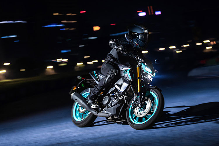 Tại thị trường Việt Nam, xe môtô cỡ nhỏ Yamaha MT-15 cũng được phân phối chính hãng với mức 69 triệu đồng, cạnh tranh với Kawasaki Z150 và Honda CB150R.