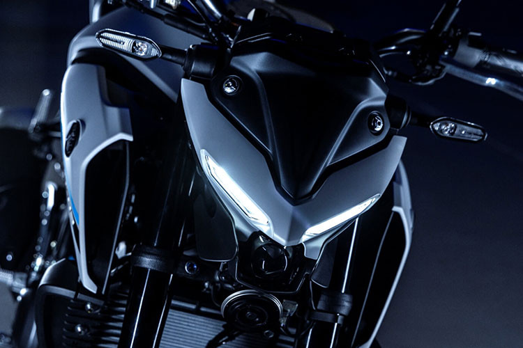 Đi kèm với đó là các điểm màu xanh Racing Blue cùng với giảm xóc trước được sơn màu vàng nổi bật tạo nên một tổng thể cực kỳ hiện đại và thể thao cho sản phẩm.