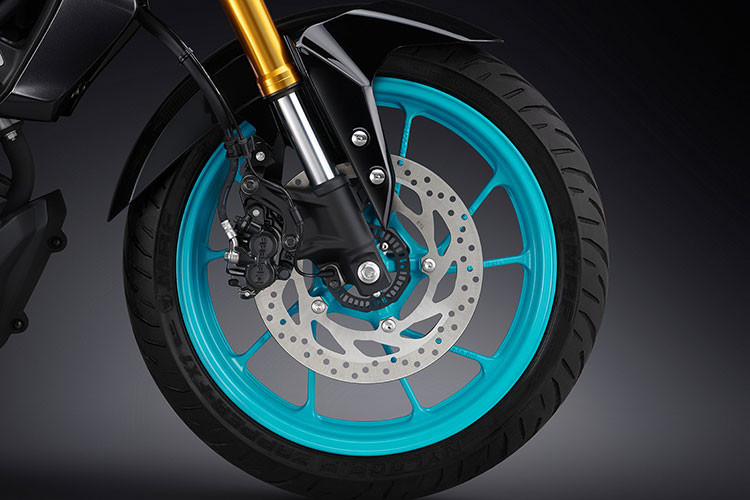 Yamaha MT-15 2025 cũng vẫn sử dụng phuộc trước hành trình ngược, giảm xóc sau lò xo trụ đơn tạo ổn định trong quá trình vận hành.