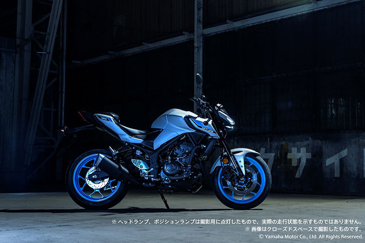 Ở phiên bản nâng cấp lần này, mẫu xe môtô Yamaha MT-15 2025 sử dụng màu chủ đạo là xám bão tuyết (Ice-Storm) cho bình xăng, chắn bùn trước, mặt nạ và cả đuôi xe.