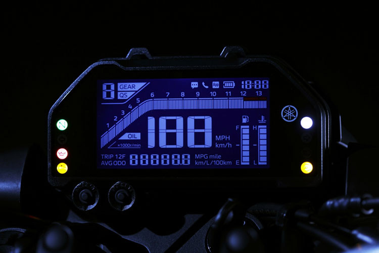 Ngoài màu sắc mới thì các trang bị trên xe vẫn tương tự như phiên bản đang bán ra trên thị trường. Xe được trang bị hệ thống chiếu sáng công nghệ LED đi kèm với đó là cụm đồng hồ kỹ thuật số toàn phần hiển thị đầy đủ các thông số máy giúp người lái hiểu rõ tình trạng xe tối ưu. 