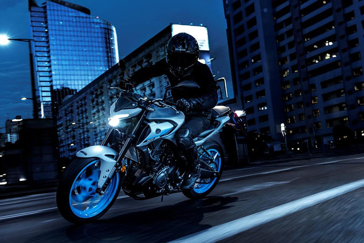 Yamaha tại Malaysia mới đây đã giới thiệu phiên bản cập nhật Yamaha MT-15 2025 mới. Phiên bản này chỉ đơn thuần là cập nhật màu sắc mới và các trang bị trên xe dường như không có sự thay đổi đáng kể nào.