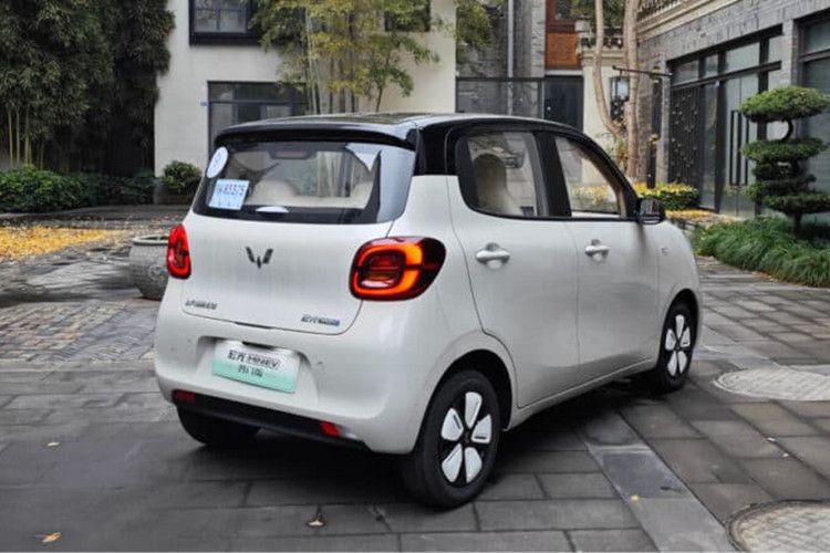 Wuling Mini EV 2025 mới áp dụng ngôn ngữ thiết kế mới của Wuling từng xuất hiện trên mẫu hatchback Wuling Bingo, nổi bật với cụm đèn pha hình oval và các đường nét bo tròn. Xe có kích thước 3.256 x 1.510 x 1.578 mm, chiều dài cơ sở 2.190 mm. So với bản tiền nhiệm, xe dài hơn 336 mm, rộng hơn 17 mm nhưng thấp hơn 43 mm, đồng thời trục cơ sở tăng thêm 250 mm.