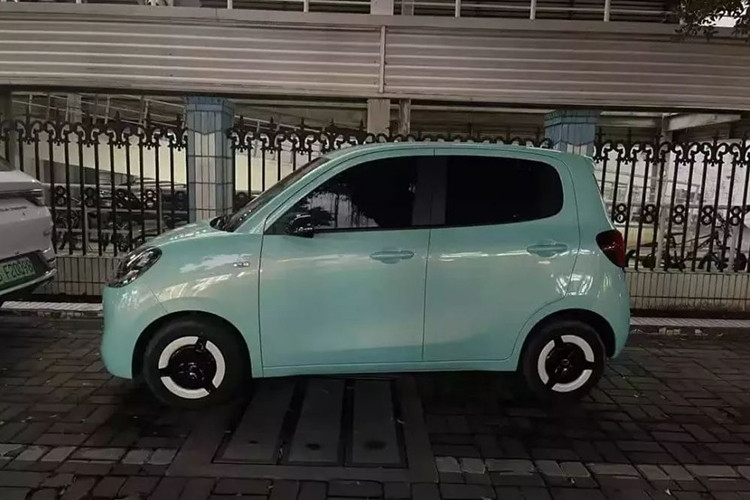 Theo tiêu chuẩn CLTC, Hongguang Mini EV 5 cửa có tầm vận hành sau một lần sạc đầy là 205 km. Hệ thống sạc nhanh DC 20 kW giúp xe có thể nạp từ 30% đến 80% pin chỉ trong 35 phút.