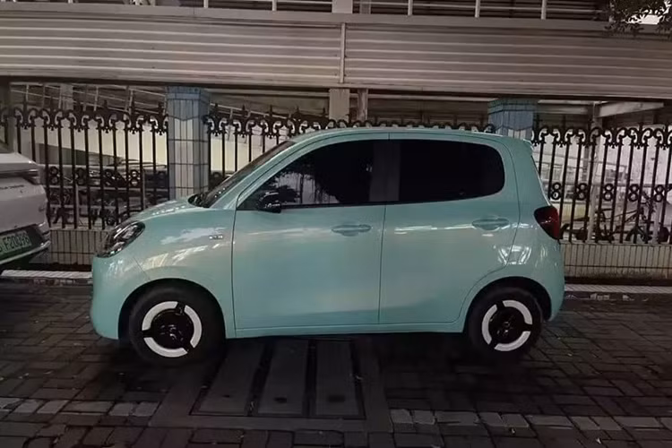 Theo tiêu chuẩn CLTC, Hongguang Mini EV 5 cửa có tầm vận hành sau một lần sạc đầy là 205 km. Hệ thống sạc nhanh DC 20 kW giúp xe có thể nạp từ 30% đến 80% pin chỉ trong 35 phút.