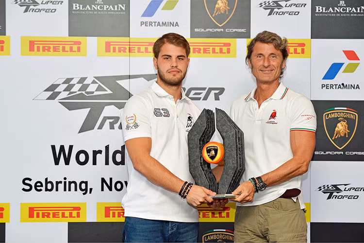 Tay đua vô địch Ryan Ockey tại buổi tổng kết giải Lamborghini Blancpain Super Trofeo World Final 2015