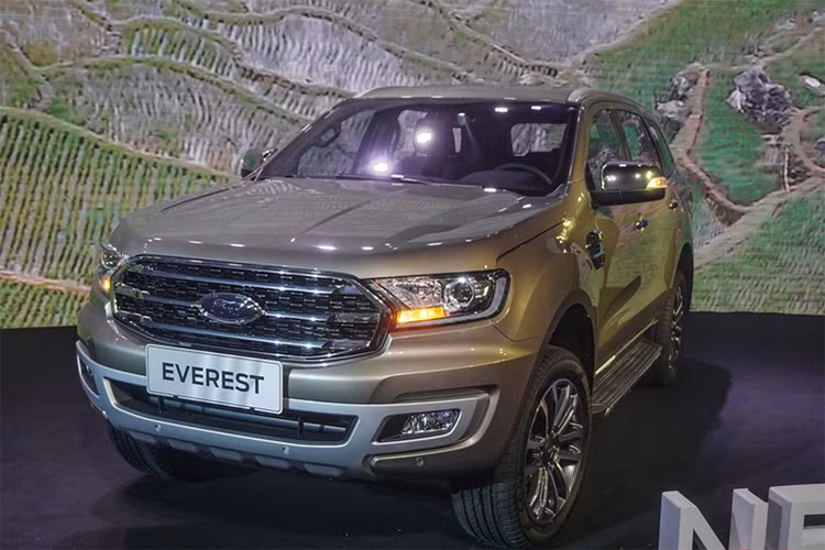 Ford Everest Ambiente phiên bản số tự động chỉ còn 945 triệu đồng thay vì 1,052 tỷ đồng, giảm giá tới 108 triệu đồng. Bên cạnh đó theo tìm hiểu của PV, các phiên bản còn lại của Ford Everest đều được giảm giá trực tiếp 30 triệu đồng tiền mặt và kèm theo quà tặng, giúp giá bán xe thực tế của các phiên bản này chỉ còn từ 1,082 – 1,369 tỷ đồng.