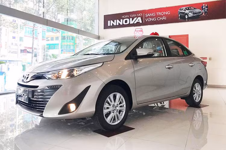 Đối với 2 phiên bản Toyota Vios còn lại là 1.5E MT và CVT, khách khi mua sẽ được tặng gói quà gồm: Gói phụ kiện chính hãng bao gồm đầu DVD, camera lùi và gói dịch vụ bọc da ghế. Bên cạnh đó Dịch vụ tài chính Toyota áp dụng ưu đãi lãi suất 3.99%/ năm (cố định trong 6 tháng đầu) dành cho khách hàng vay mua xe Vios.