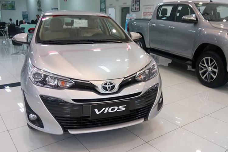 "Ông vua doanh số" của Toyota Việt Nam là Vios được giảm giá tại đại lý từ 30 – 35 triệu đồng. Bên cạnh đó trong tháng 5/2019, mẫu xe này còn được hãng ưu đãi quà tặng. Những khách hàng khi mua Toyota Vios phiên bản 1.5G CVT sẽ được tặng 1 năm bảo hiểm vật chất và camera lùi.