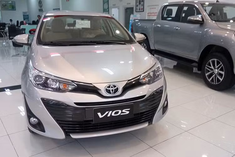 "Ông vua doanh số" của Toyota Việt Nam là Vios được giảm giá tại đại lý từ 30 – 35 triệu đồng. Bên cạnh đó trong tháng 5/2019, mẫu xe này còn được hãng ưu đãi quà tặng. Những khách hàng khi mua Toyota Vios phiên bản 1.5G CVT sẽ được tặng 1 năm bảo hiểm vật chất và camera lùi.