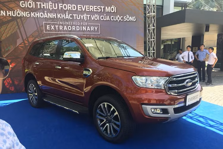 Mẫu xe Ford giảm giá mạnh thứ 2 trong tháng là Everest với mức giảm cao nhất được ghi nhận là 122 triệu đồng. Cụ thể, theo một nhân viên đại lý Ford An Đô, hiện tại các dòng xe Ford Everest phiên bản Ambiente đều được giảm giá mạnh. Ford Everest Ambiente phiên bản số sàn giảm giá tới 122 triệu đồng, từ 999 xuống còn 876 triệu đồng.
