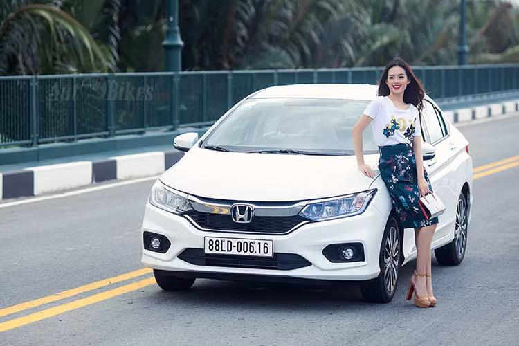 Đối với mẫu sedan hạng B Honda City, hiện cũng đang được các đại lý duy trì mức khuyến mại 20 triệu đồng tiền phụ kiện. Giá bán của City cho bản City 1.5 CVT giá 559 triệu đồng và bản 1.5 CVT Top giá 599 triệu đồng. Honda CR-V được khuyến mãi 15 triệu đến 20 triệu đồng, hiện giá bán của xe dao động từ 983 triệu đồng đến 1,093 tỷ đồng.