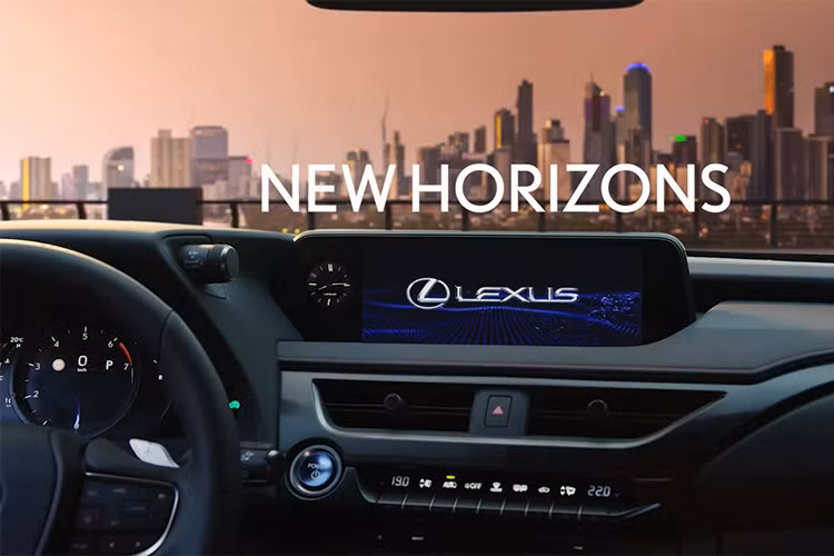 Ghế ngồi của UX sẽ được thiết kế ôm sát người, nội thất bọc nhựa "NuLuxe" vinyl cao cấp, vô lăng gật gù được bọc da đắt tiền dự kiến sẽ có mặt trên UX. Các chi tiết mới cũng hứa hẹn sẽ mang lại nhiều thú vị...